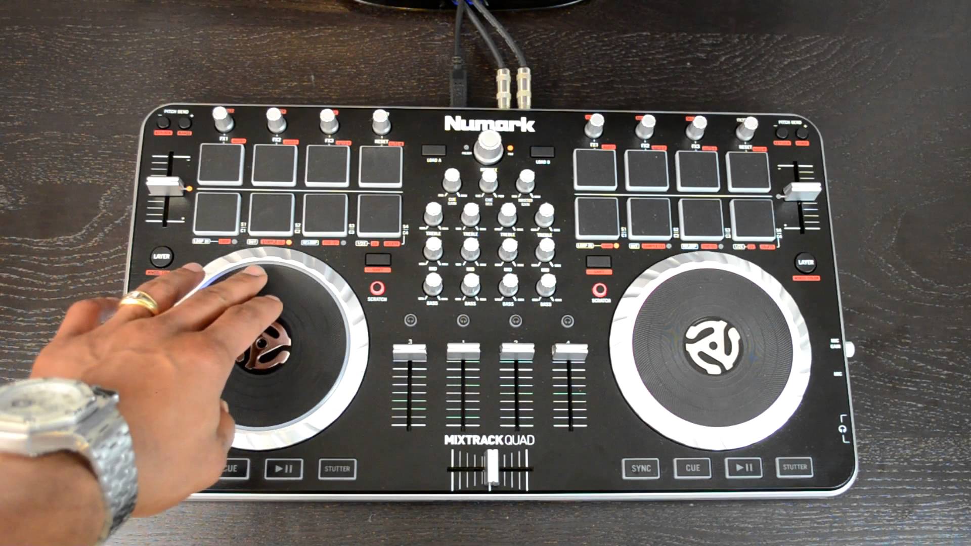 Numark Mixtrack Quad DJコントローラー 製品情報：Mixtrack Quad：Numark